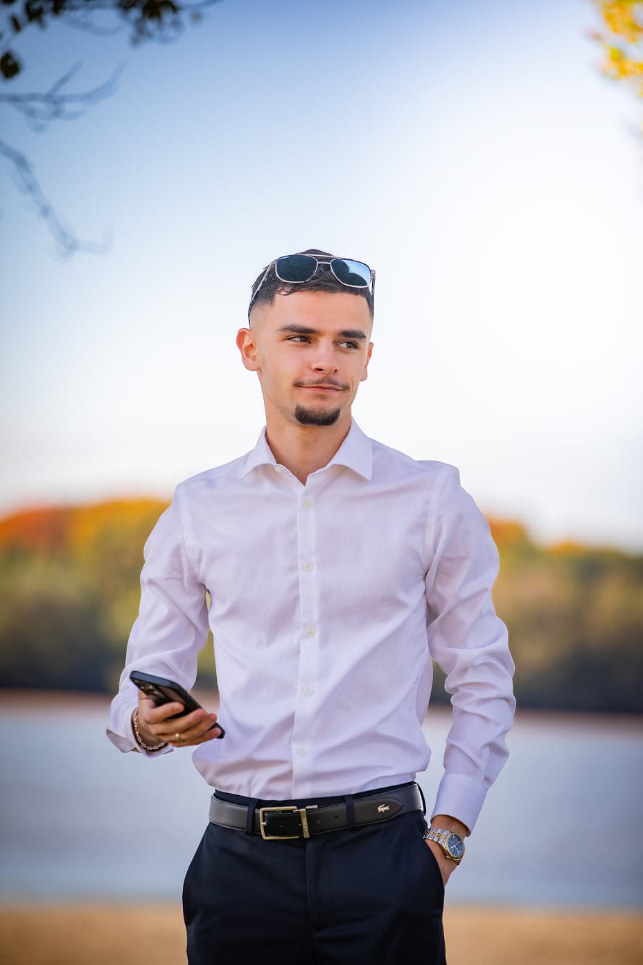 Ilyes Ghouil au bord d'un lac