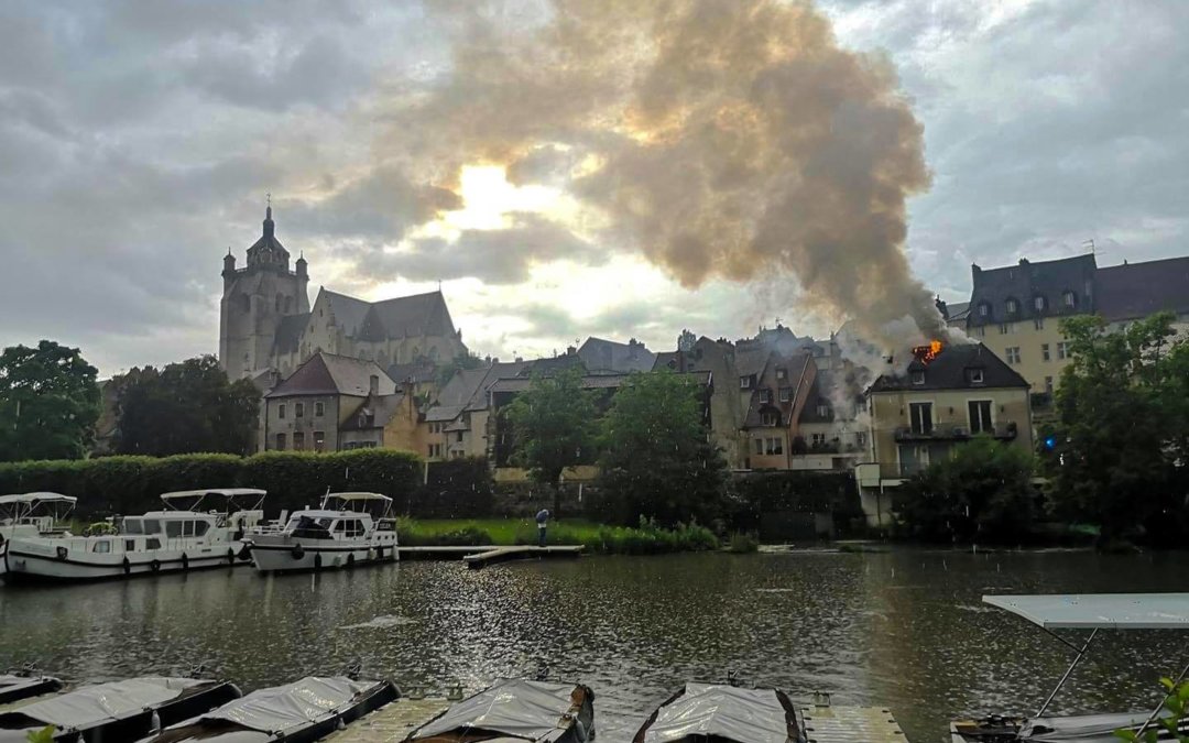 Dole (39) : La foudre s’abat au centre-ville, une maison prend feu