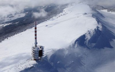 Jura Suisse : La tempête souffle jusqu’à 164 km/h au Chasseral (1599m) au lever du jour…